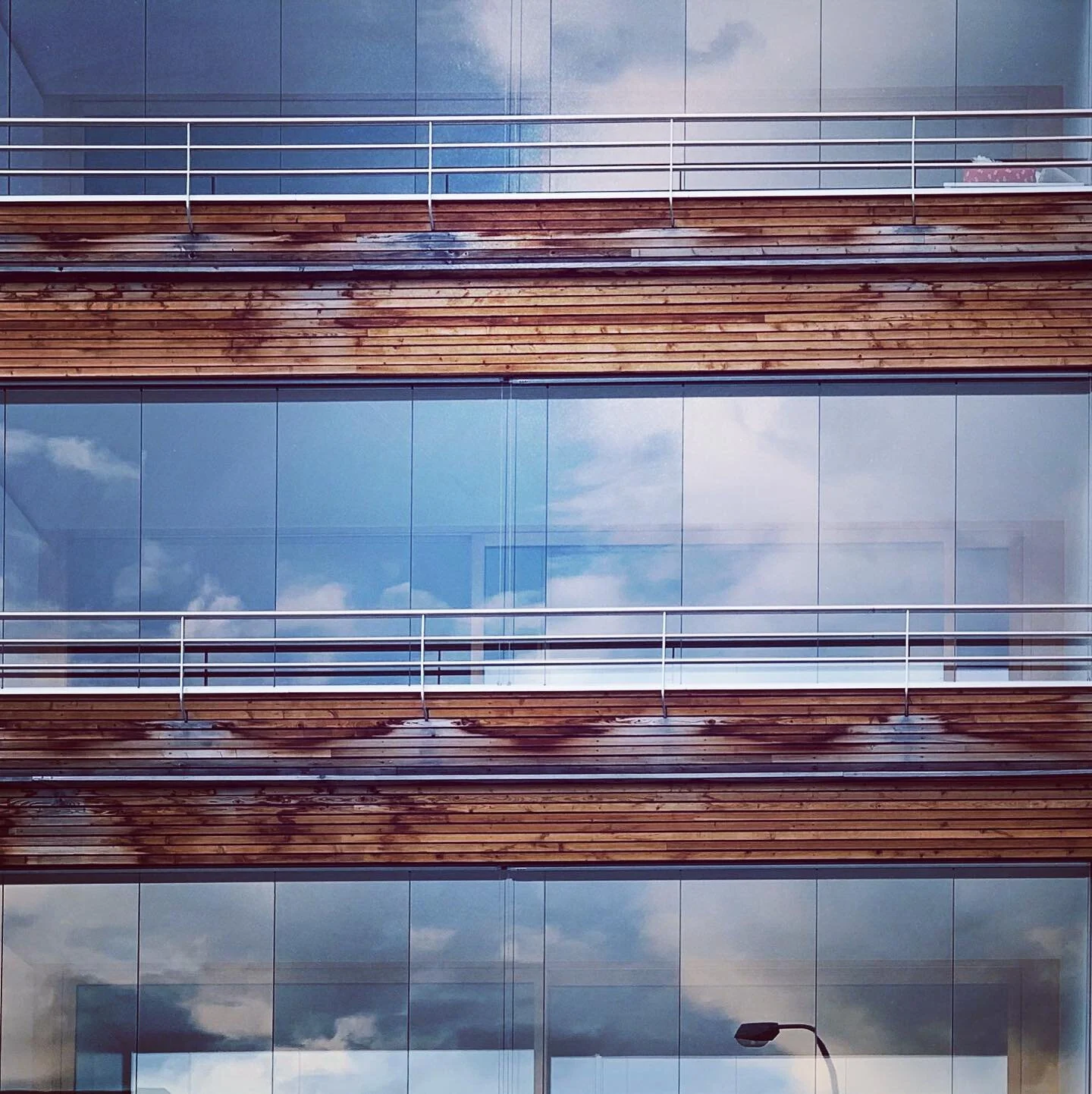 Reflection.

.
.
.
.
.
#architecture #minimalism #minimalarchitecture #contemporaryarchitecture #archidetails #texture #minimalmood #moderndesign #architect #clouds #ignantpicoftheday #white #architecturephotography #somewheremagazine #worldarchitect