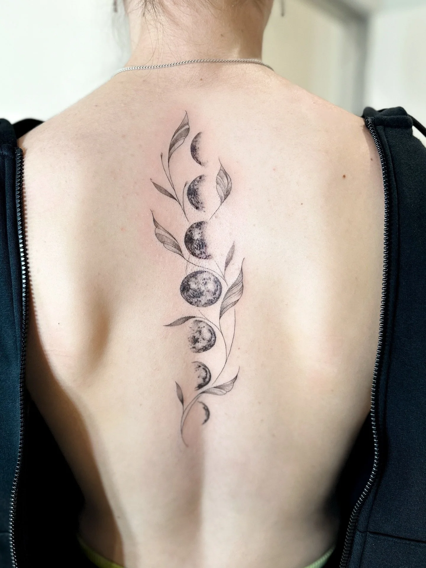 Lunar flow 🌙
Phases of the moon wrapped in soft fine line leaves &mdash; placed perfectly down the spine.

Bookings are open &ndash; let&rsquo;s create your custom piece.

#finelinetattoo #moontattoo #lunartattoo #spinetattoo #botanicaltattoo #adela