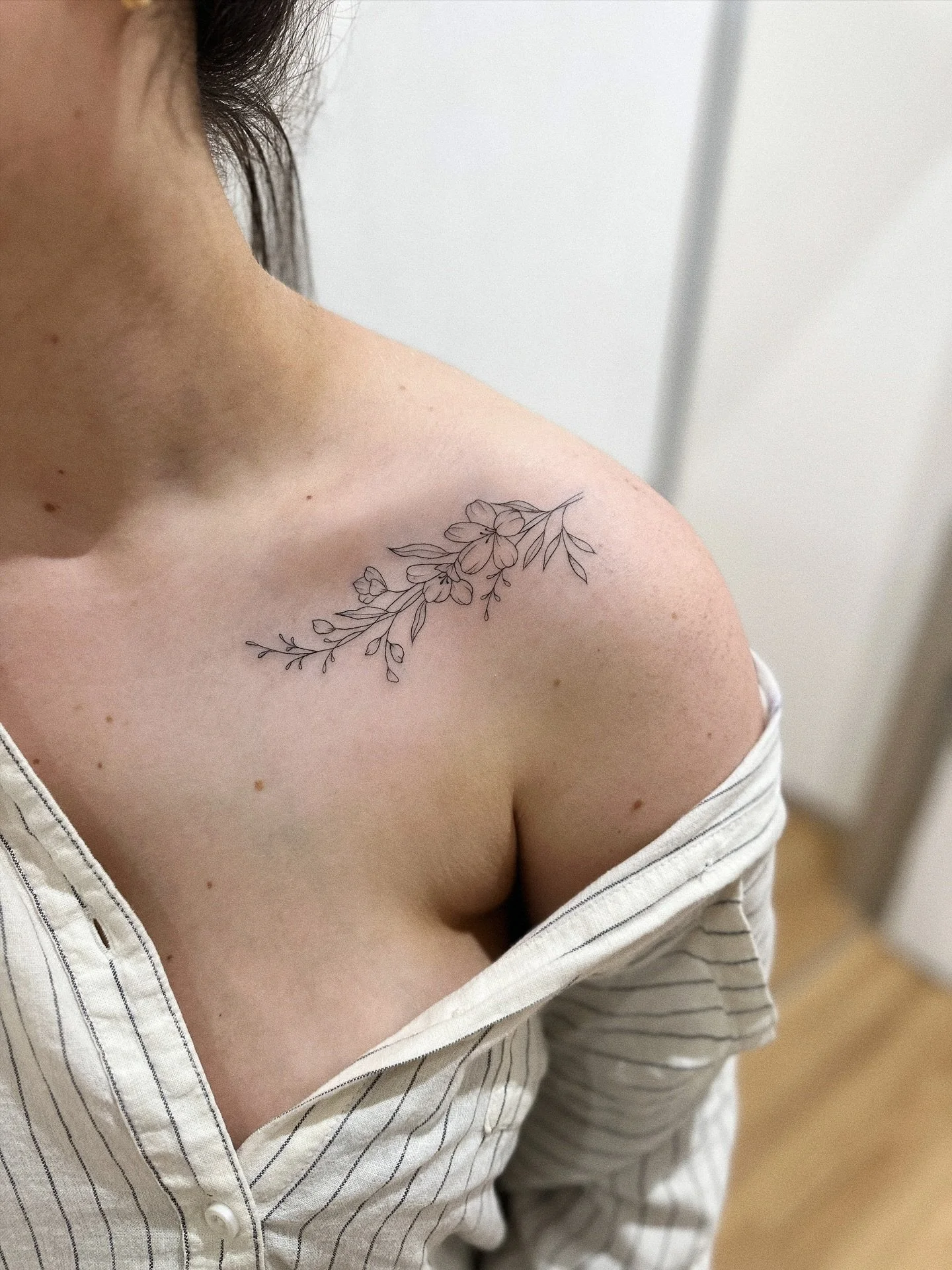 Simplistic collarbone design.

#collarbonetattoo #finelinetattoo #floraltattoo #delicatetattoo #minimalisttattoo #simplistictattoo #femininetattoo #smalltattooideas #finelinefloral #tattooinspo #tattoodesign #tattooaesthetic #finelinetattooart #austr