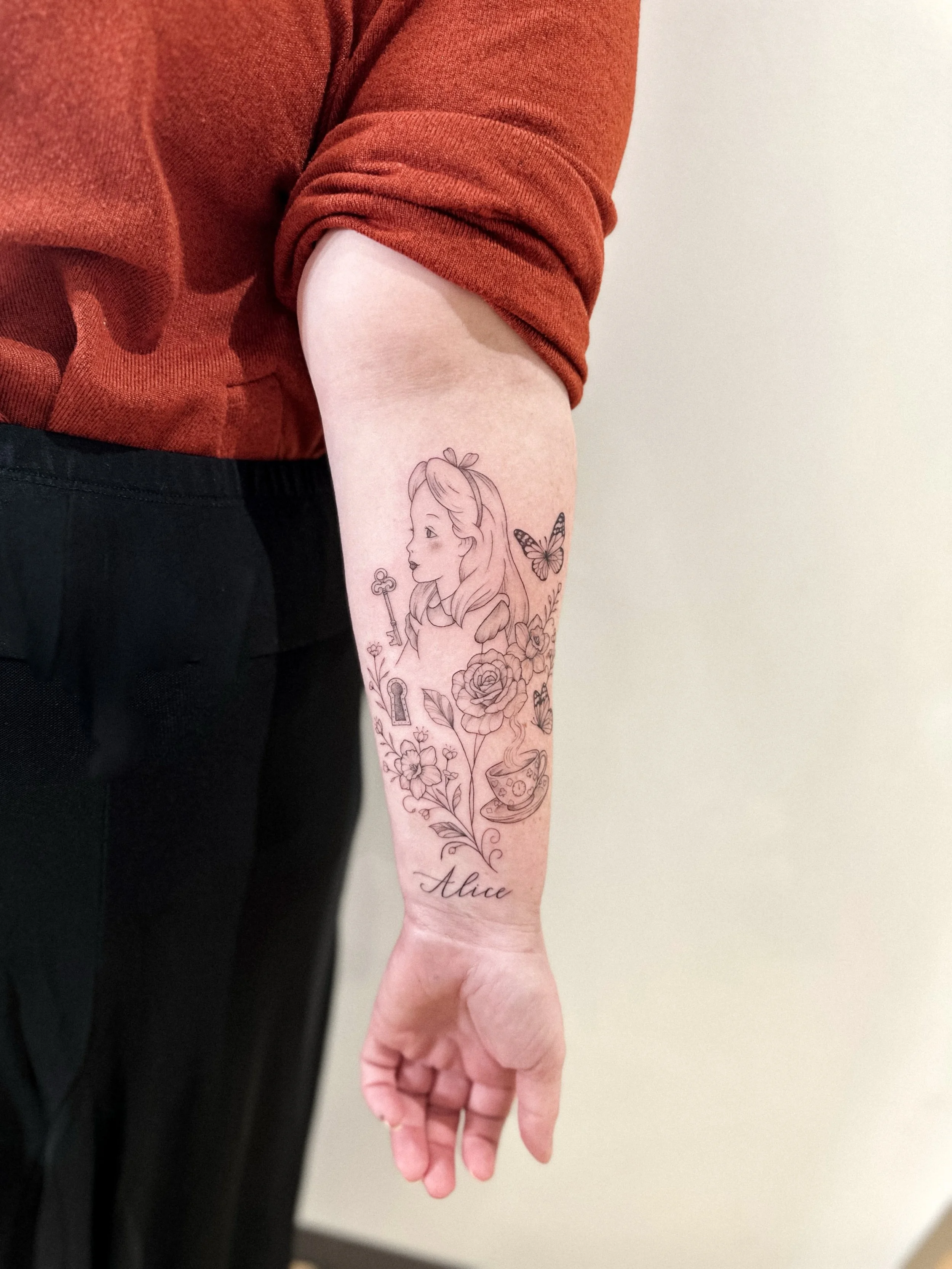 Alice in wonderland. 

Booking enquiries linked in bio. 

Saturdays are now available ** limited spots

#aliceinborderland #finelinetattooartist