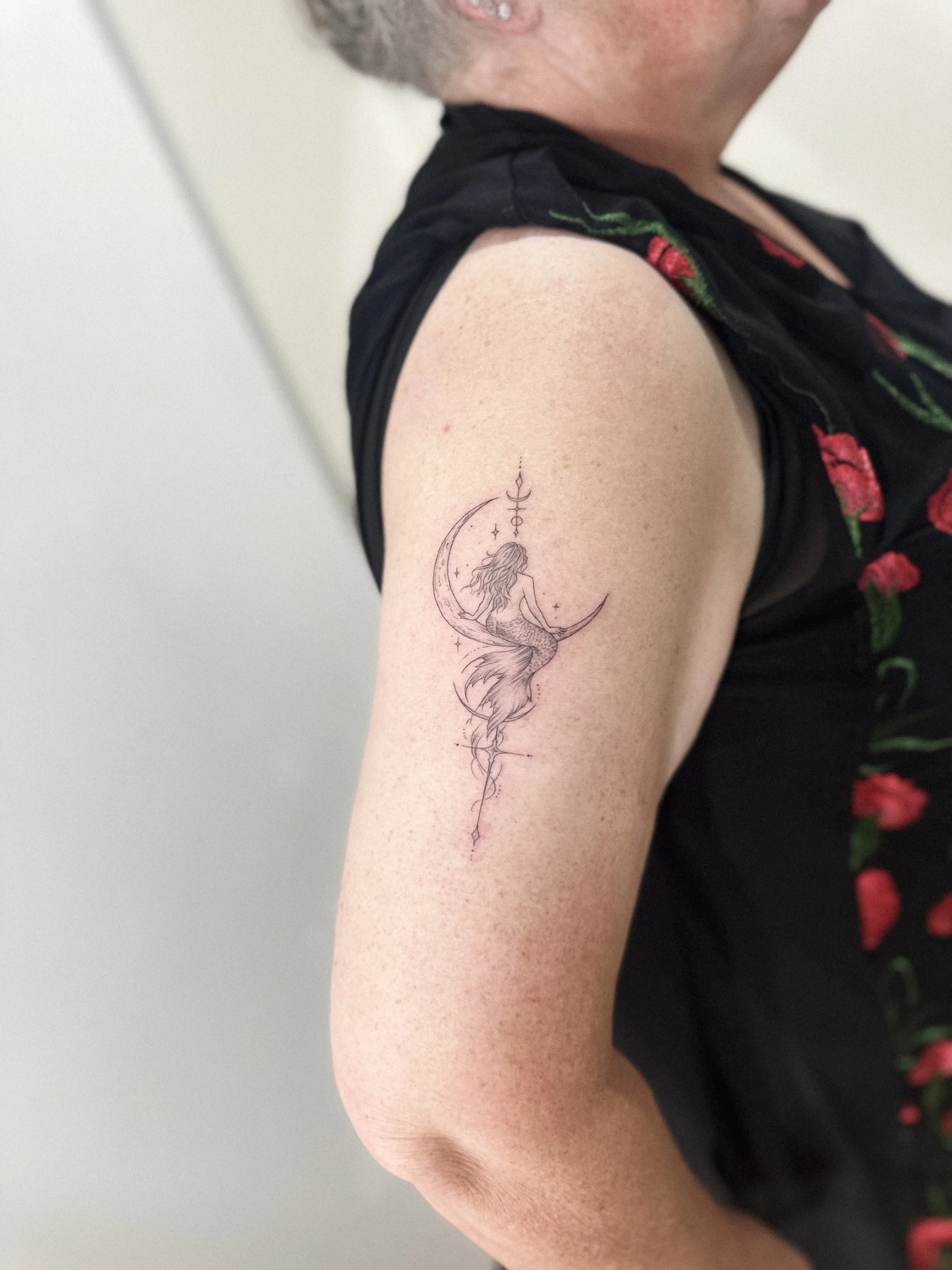 Fine line mermaid tattoo with celestial details, crescent moon elements and delicate ornamental linework.

A custom piece bringing together mythology, femininity and a little bit of magic.

Booking inquiries via the website &mdash; dayoneatelier.com.