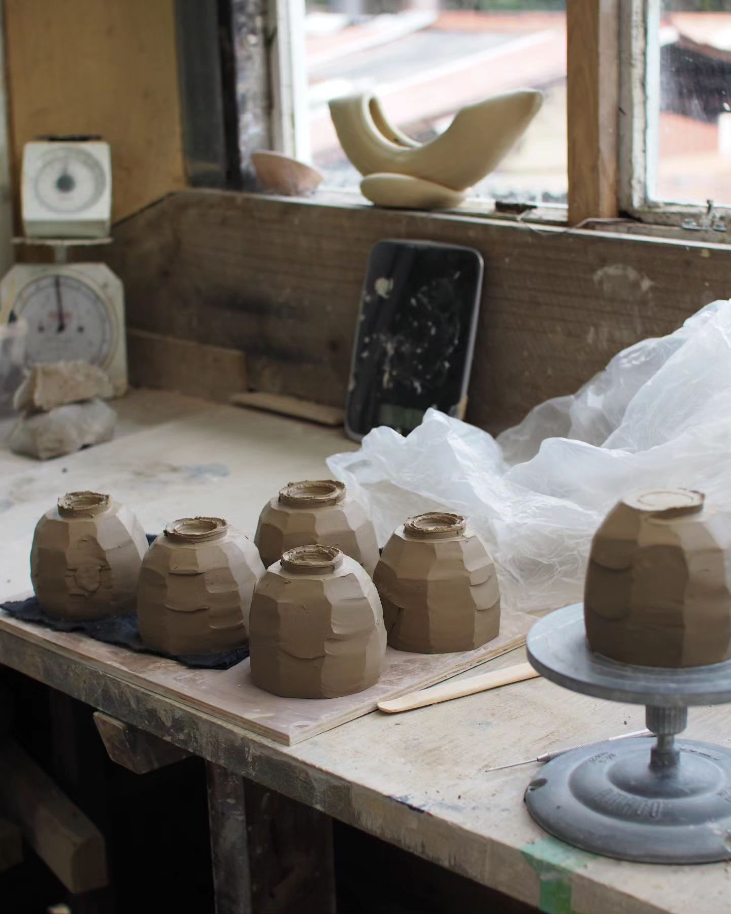 A short and sweet stay at @drivingcreekpottery for me this time. So great to see everyone, what a treat! 
Sad to leave so soon. Until next time! 🌄

Managed to make some yunomi up in The Sump, loved my time in there.

#yunomi #kuranuki #cups #greenwa