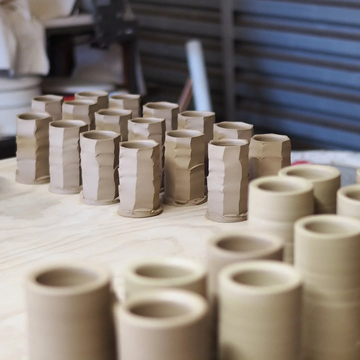 Tetto vases are back on the work bench, my favourite piece to make. Both sizes will be back in stock soon, with a bonus new colour 💛👀

#kurinuki #vase #stoneware #handmade #nzpottery #nzmade #pottery
