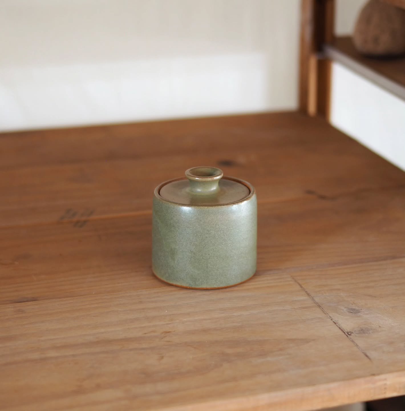 A versatile gift! 
These little jars are cute aaaand practical ✨ 

I use mine in the kitchen to keep my garlic nice and tidy, but how about one in the pantry for little treats? Or in the bathroom for cotton rounds? Or in the bedroom for jewellery or 