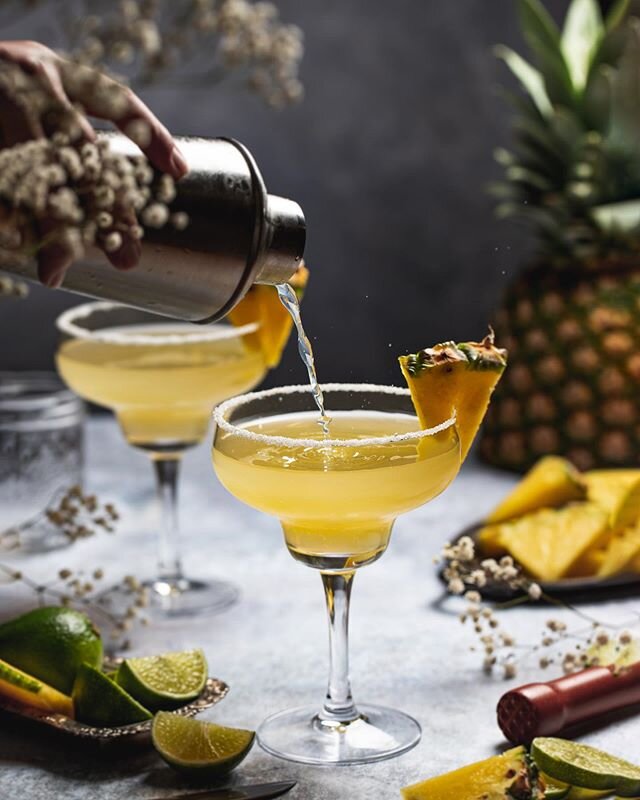 Happy national pineapple 🍍 day 😃! It&rsquo;s the weekend and I will sure be celebrating with some margaritas 😂! ⠀⠀
Also exciting news! I just shared in my stories how I lit this shot using a 2 light set up rather than my usual one light set up. So