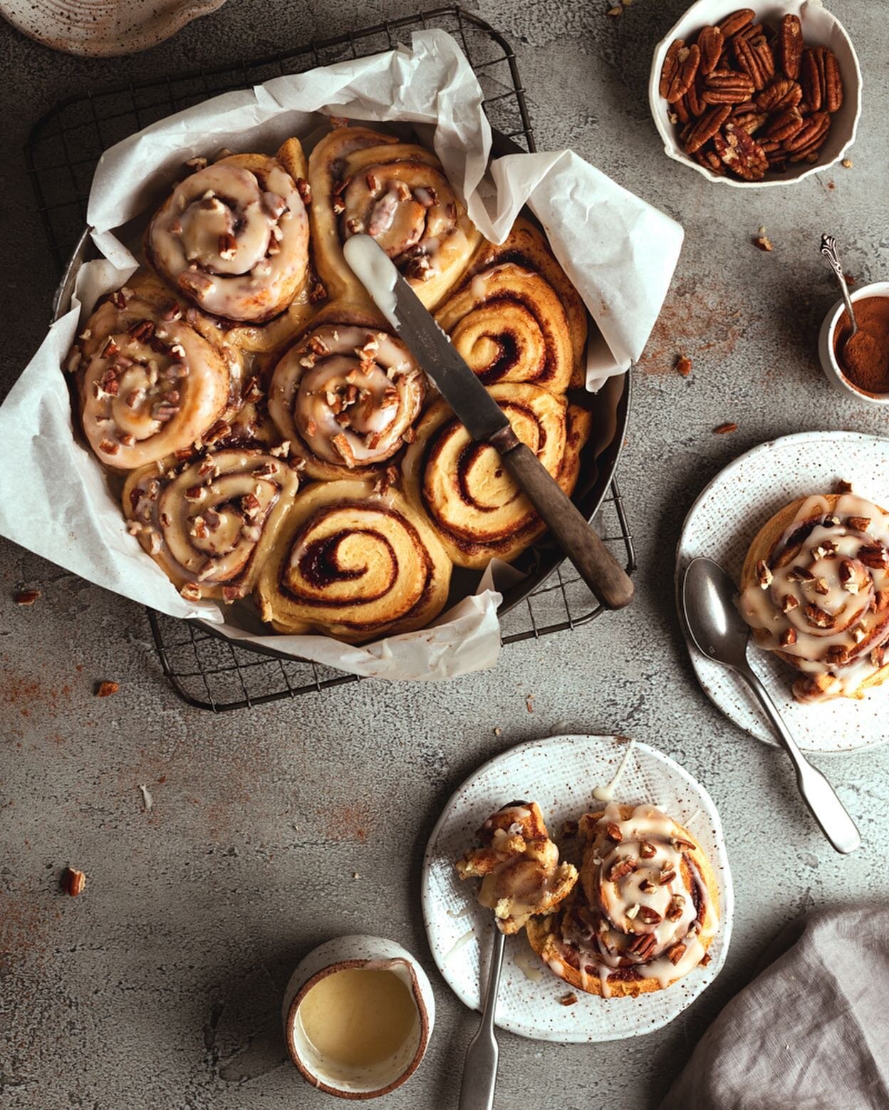 Sending you some warmth today with an out of the oven cinnamon rolls 😋 

Is it pregnancy cravings or just me working ? we will never know 😂

I&rsquo;m just getting back into the grove of working and getting more done ✅

Who wants to come over for a
