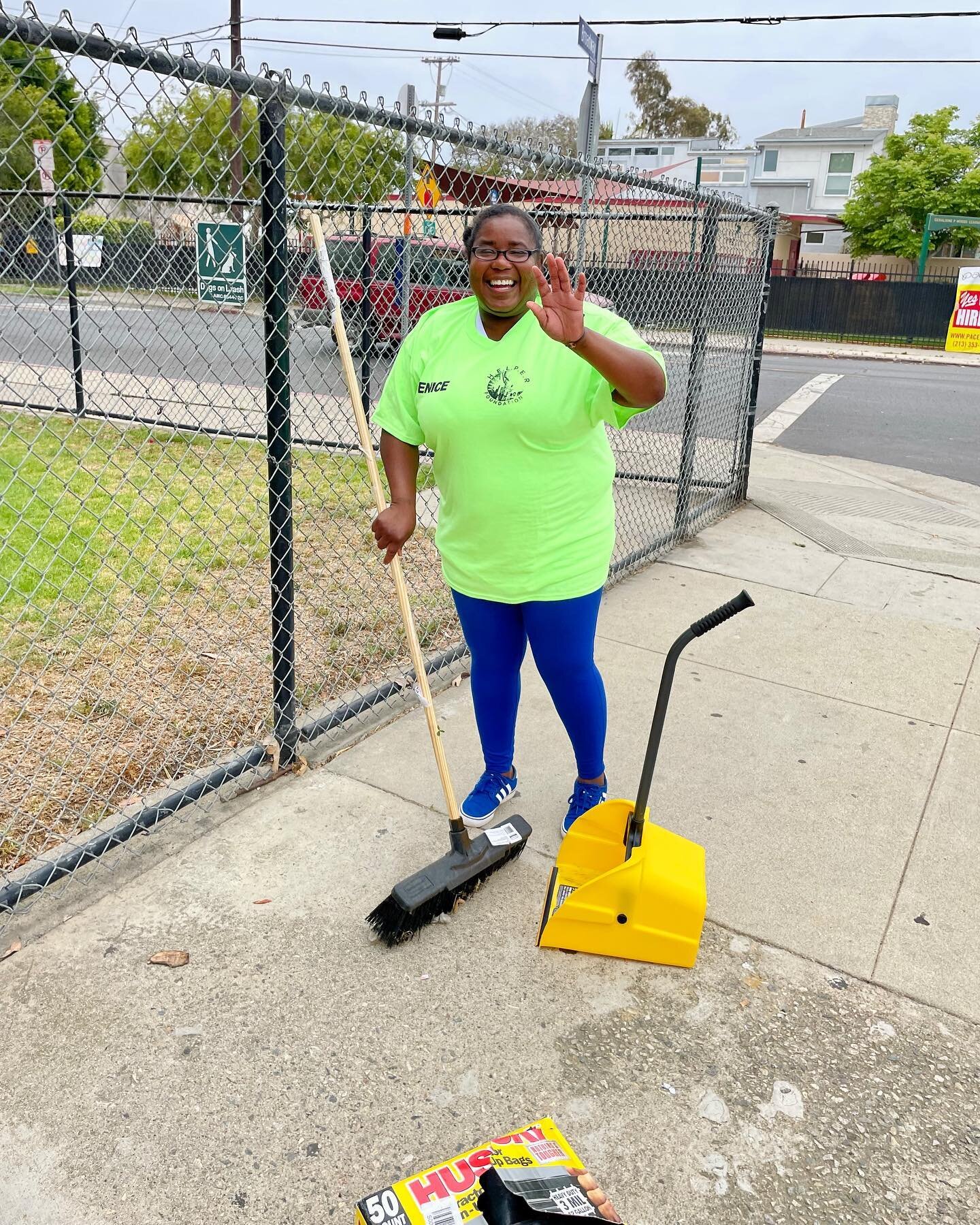 Thank you to our community volunteers who joined our Venice team to clean up the neighborhood around Oakwood Park! 🧹 🗑