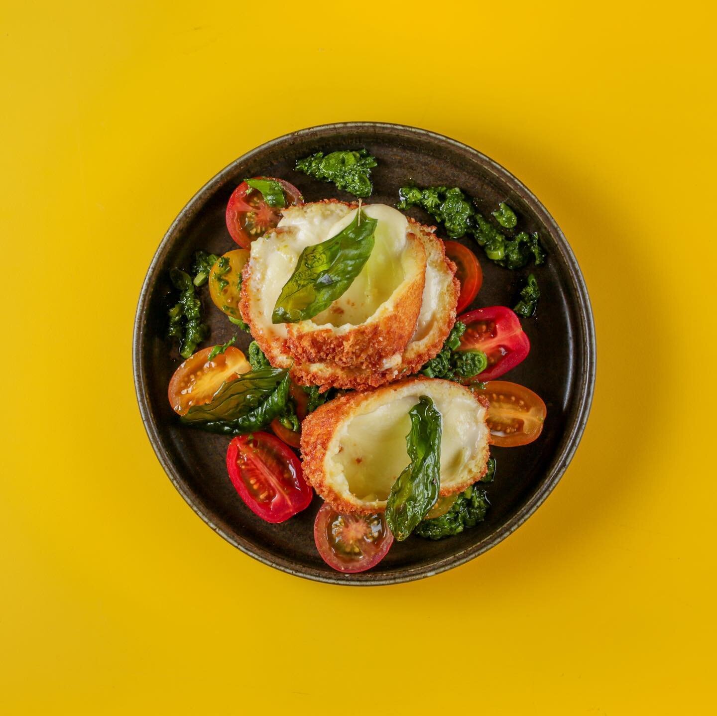 Fried Mozzarella with Heirloom Tomatoes, Charred Jalape&ntilde;o Salsa, Basil Oil 🍅
.
.
.
Walk-ins welcome or visit NoName.bar to make a booking!
📸@mrfoambuffalo
#thebarwithnoname #nonamebar #noname #secretbar #snailbar #outdoordining #terrace #alf