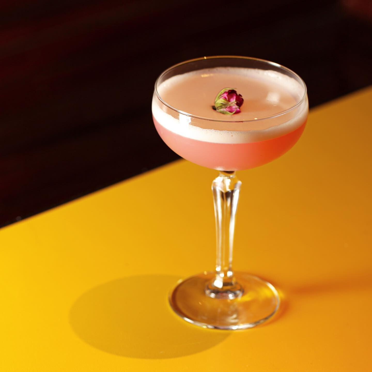 La Rosa 🌹 - Absolut Vodka Vanilla, Chambord, Homemade Rose Syrup, Lime, Egg White. One of incredible new signature cocktails!
.
.
.
Walk-ins welcome or visit NoName.bar to make a booking!
📸@mrfoambuffalo
#thebarwithnoname #noname #secretbar #snailb