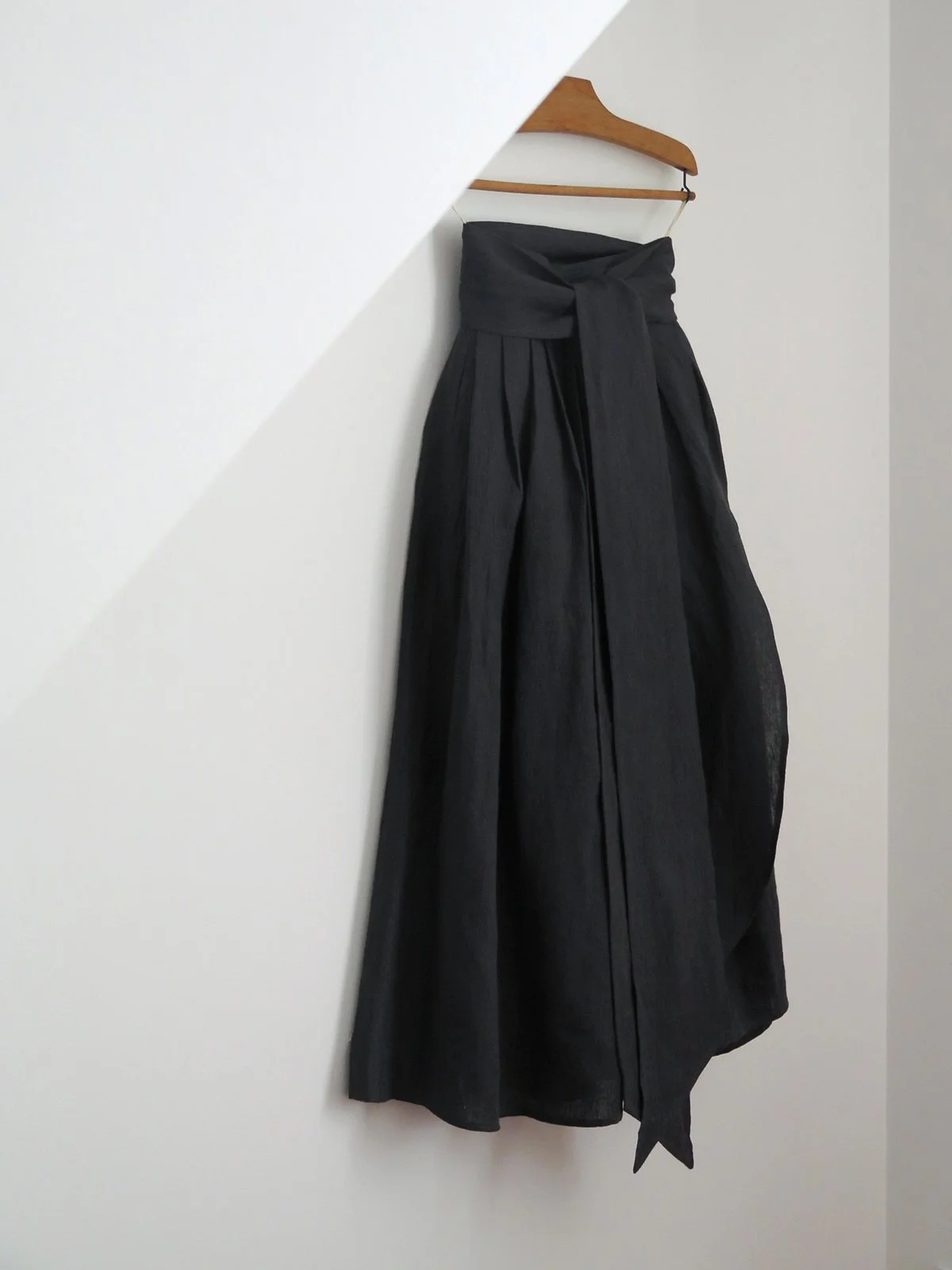 W_MATKA_CHARCOAL LINEN M SKIRT_4.jpg
