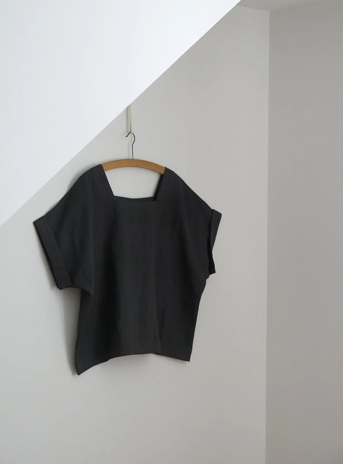 W_MATKA_CHARCOAL LINEN SS SQ TOP_1.jpg