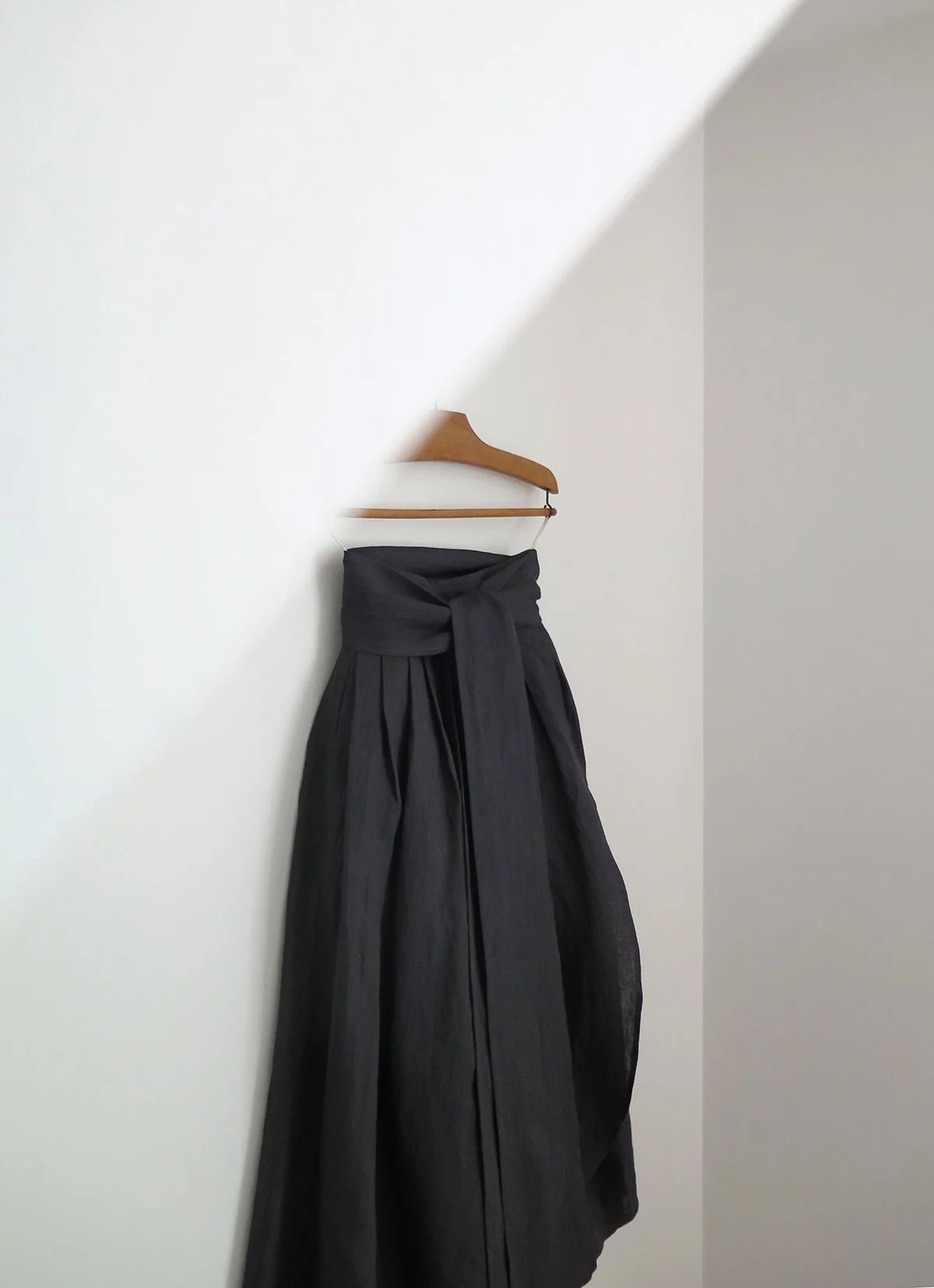 W_MATKA_CHARCOAL LINEN M SKIRT_3.jpg
