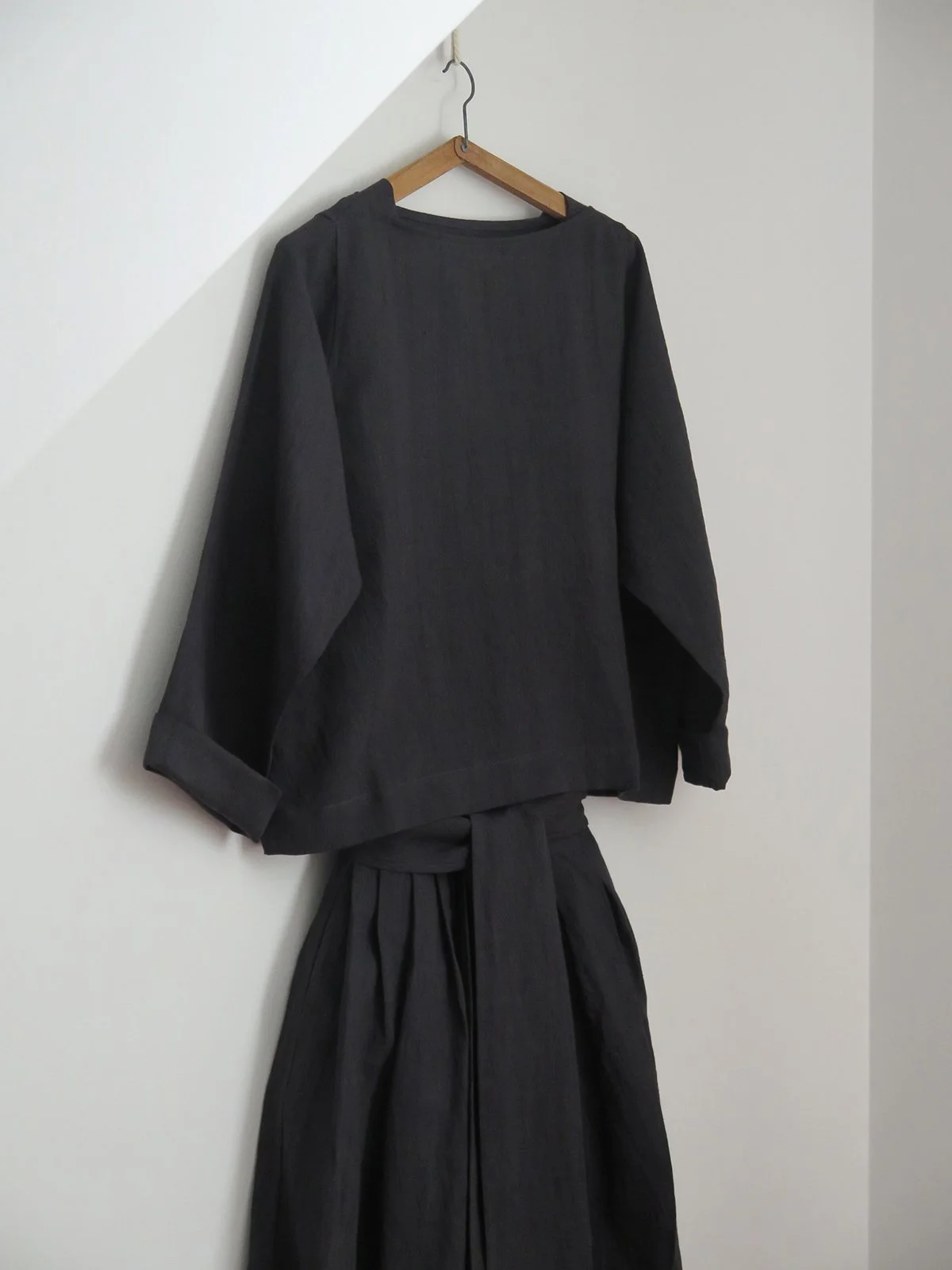 W_MATKA_CHARCOAL LINEN T TOP_9.jpg