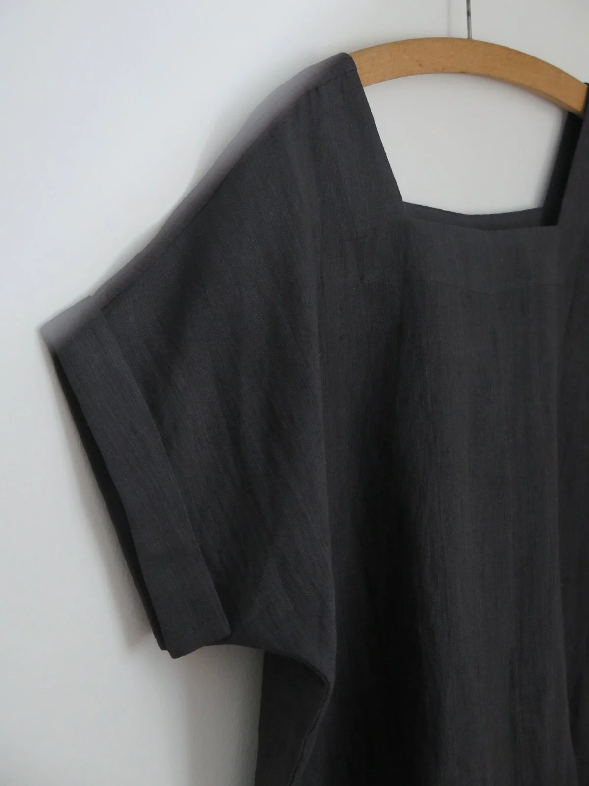 W_MATKA_CHARCOAL LINEN SS SQ TOP_6.jpg