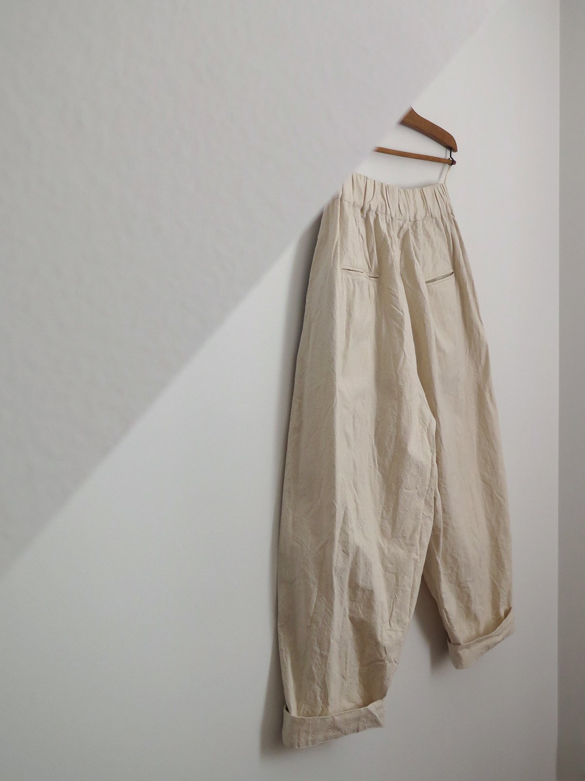 W_MATKA_LIGHT CANVAS PLEATED TROUSERS_2.jpg