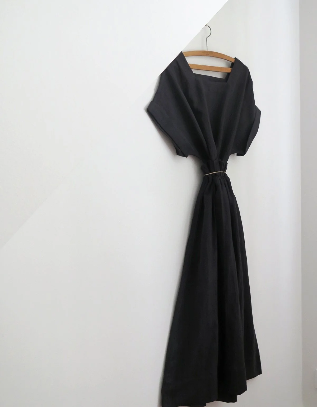 W_MATKA_CHARCOAL LINEN SKIRT_2.jpg