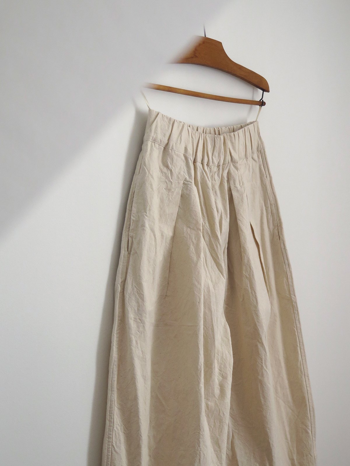 W_MATKA_LIGHT CANVAS PLEATED TROUSERS_3.jpg