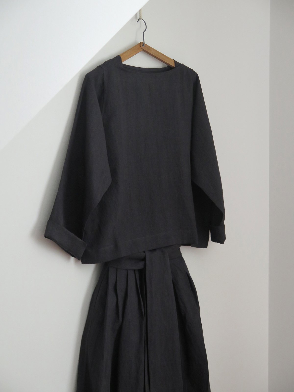 W_MATKA_CHARCOAL LINEN T TOP_9.jpg
