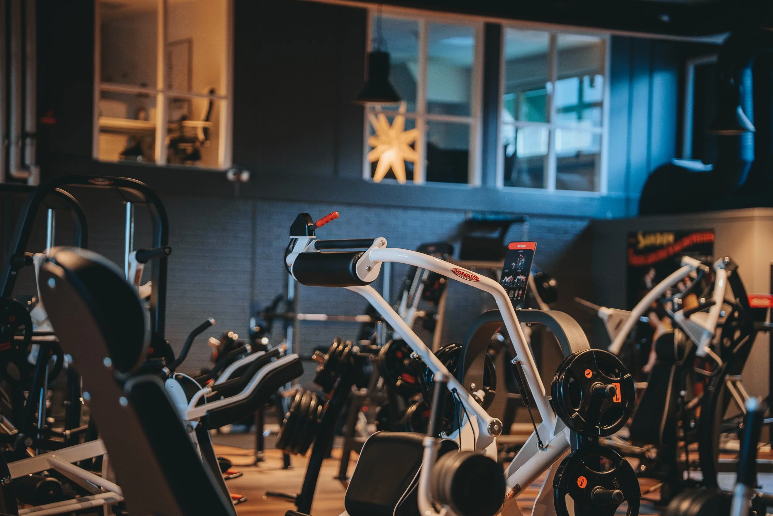 Stilren gymmiljö med maskiner och viktplattor från Panatta och Motion & Fitness.