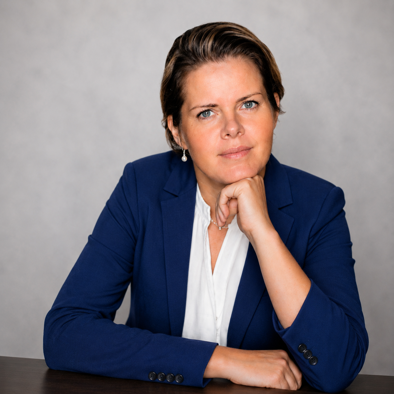 En kvinna lutar sig mot ett bord