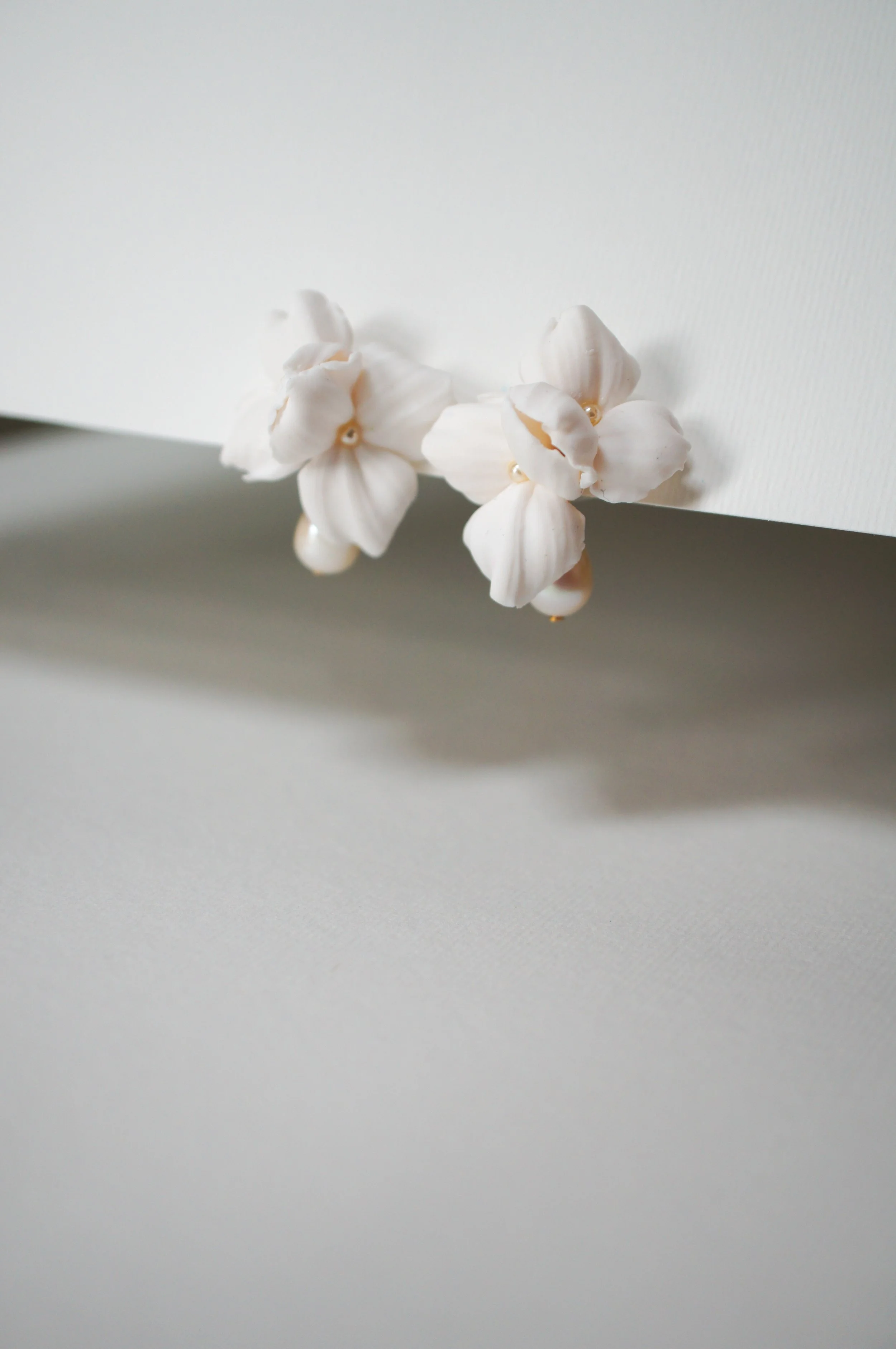 Floral bridal earrings with white trillium design and freshwater pearl drop, lightweight handmade wedding earrings for bride or bridesmaids, elegant pearl drop bridal jewellery