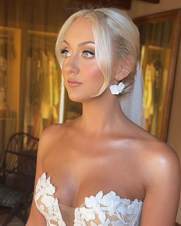 ✅ Yes to matching bridal accessories. 

✅ Yes to bespoke design.

Real bride Holly shows how getting in touch can result in your perfect set of bridal accessories. Together we designed a lovely pair of rose drop earrings in white, perfectly paired wi