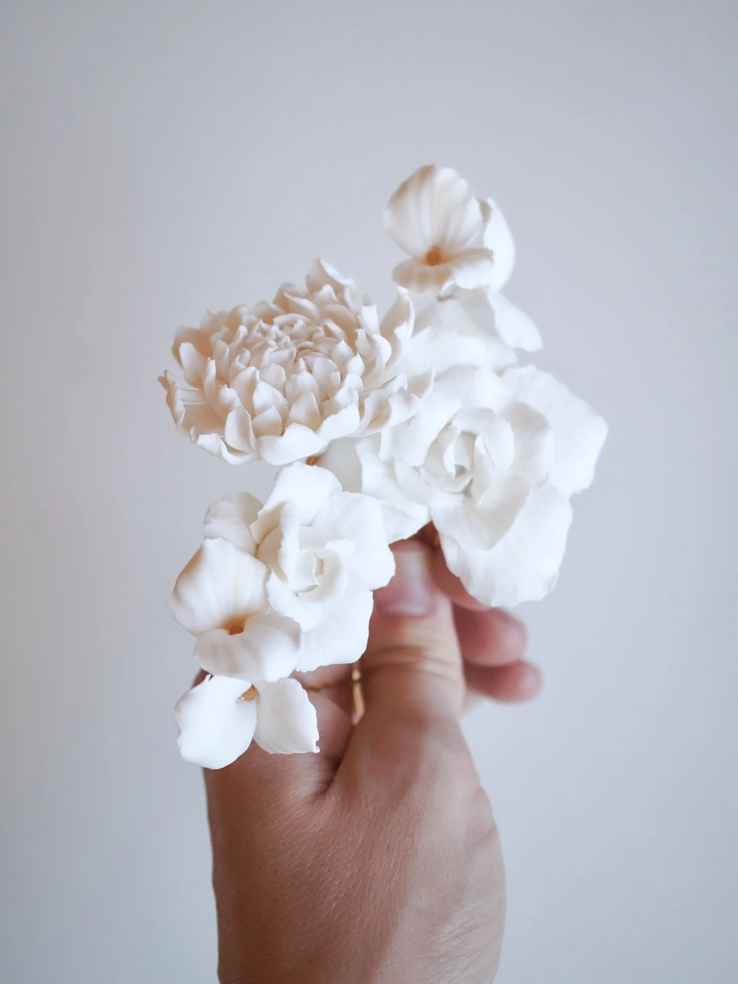 If you’re looking for something handmade to sit perfectly with your veil, finish off your hairstyle, or just be that special piece that means something to you and you’ll treasure after your wedding day, you’re in the right place.
I&