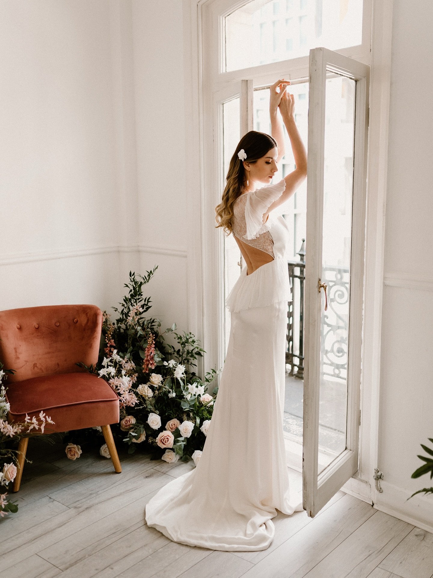 When I was planning my own wedding, I couldn&rsquo;t find accessories that truly felt like me.
Everything I tried on was beautiful&hellip; but it all felt a little too &ldquo;off-the-shelf.&rdquo; I wanted something softer &mdash; pieces with delicat