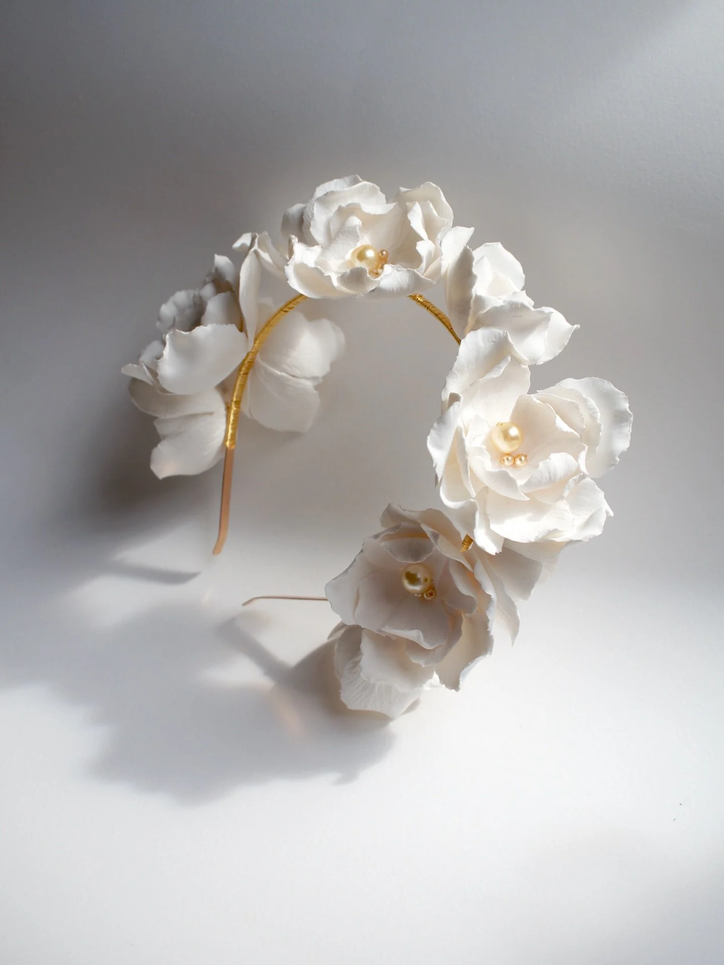 If you&rsquo;re a bride who has always loved flowers&hellip; this might be the one 🤍

An elegant alternative to the classic dried flower crown, this white wild rose headband features beautifully layered blooms with soft golden pearl centres &mdash; 
