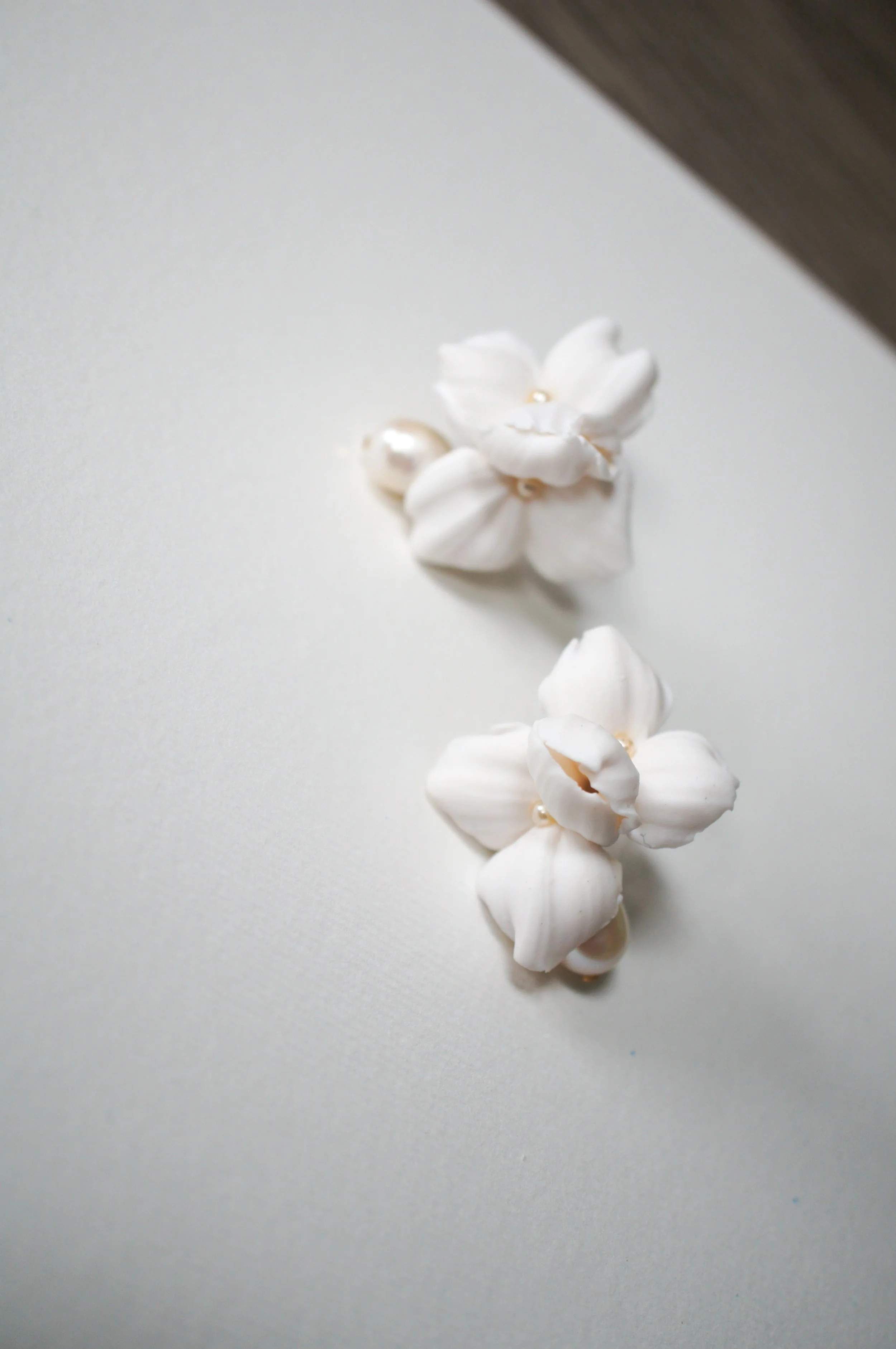 Floral bridal earrings with white trillium design and freshwater pearl drop, lightweight handmade wedding earrings for bride or bridesmaids, elegant pearl drop bridal jewellery