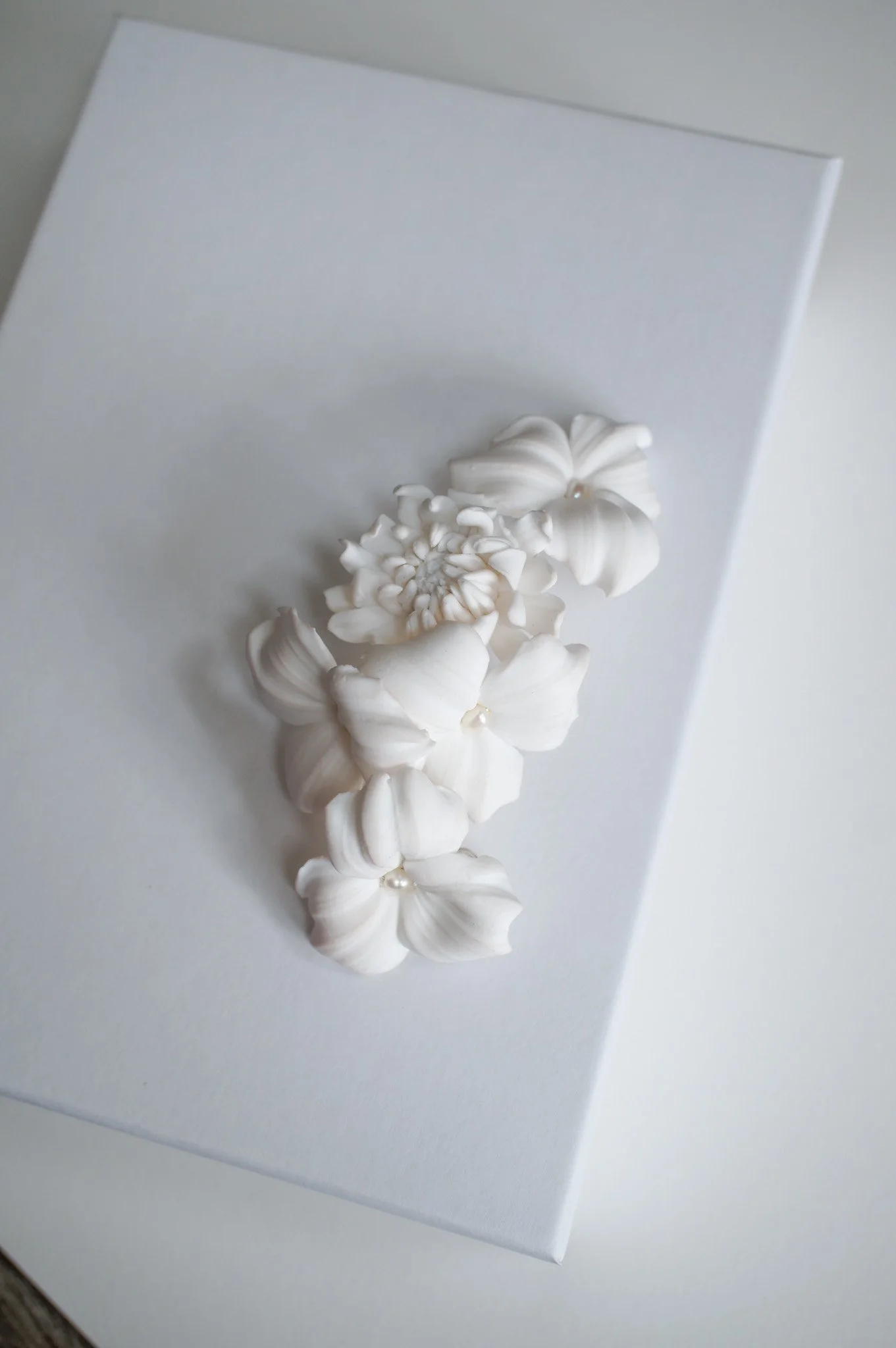 White Trillium & Chrysanthemum Bridal Hairpiece – Petite Handmade Floral Accessory