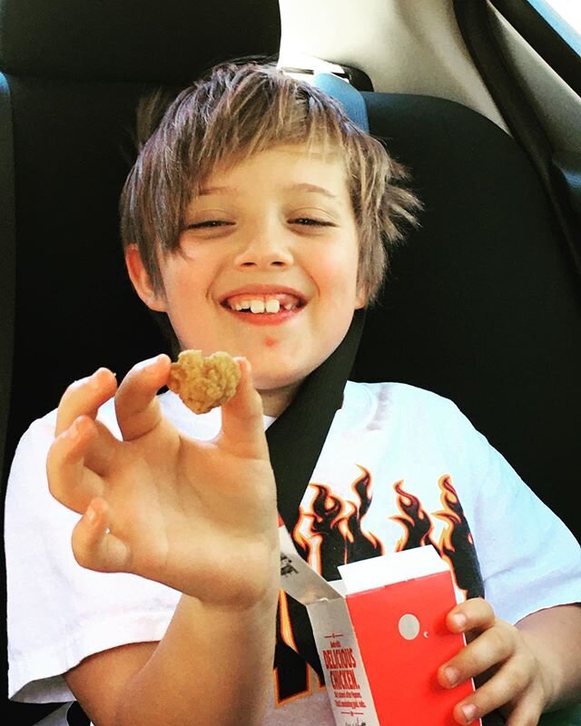 🌙🌙
Yesterday, Waylon said @kfc should modify their slogan &ldquo;finger lickin&rsquo; good&rdquo; for the time being, since it&rsquo;s corona time. 😍 I love him, and love is all you need. .
.
.
.
#love #heartshaped #popcornchicken