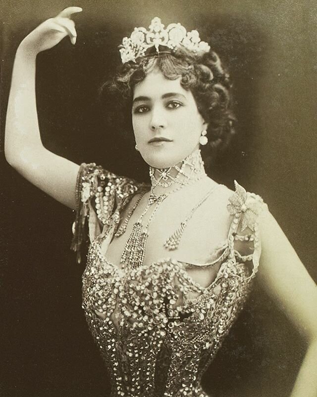 🌙🌙 In the newest episode of Queens of the Mines, we will meet a theatre and burlesque sensation with a secret past, who will reveal herself as California&rsquo;s 19th century Queen of Temptation. 
Tune into #queensofthemines for more true stories, 