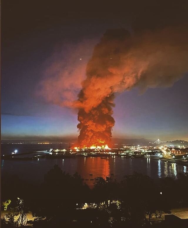 🌙🌙 Devastating News to wake up to. Pier 45 (Fisherman&rsquo;s Wharf) is burning.  My family has a penny arcade museum there, Musée Mécanique. All of that history there on the wharf... ugh I am sick about this.
.
.
.
#sanfrancisco #sanfranciscobay