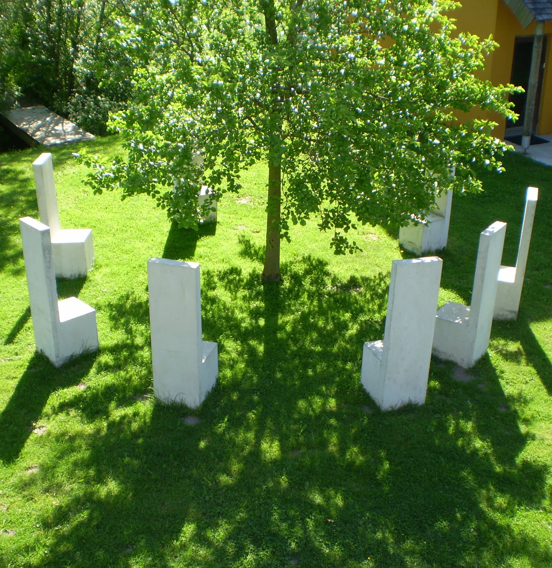 Paula Kouwenhoven `LIstening´ in zomer.JPG