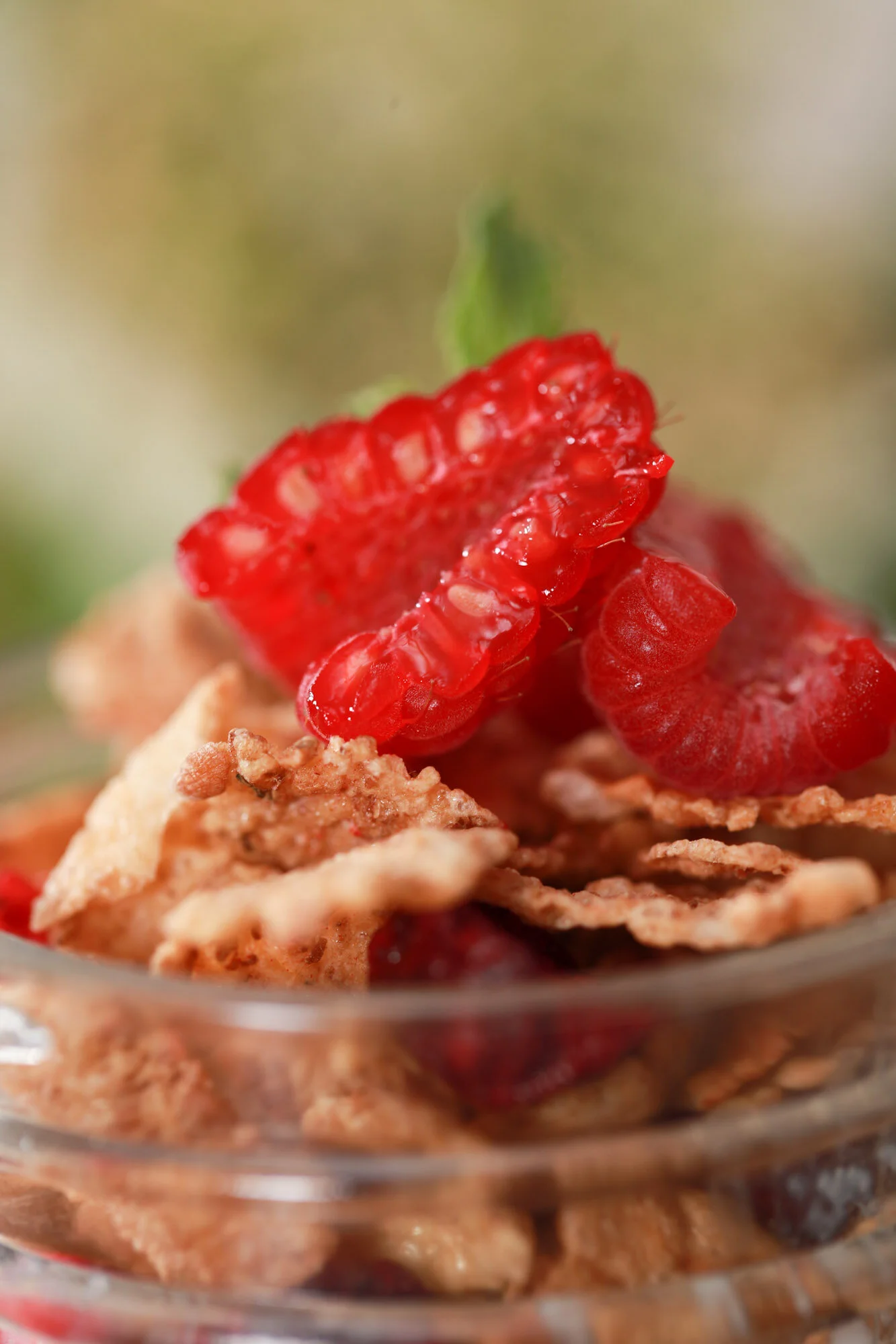 Fraises sur des céréales dans un bol en verre.