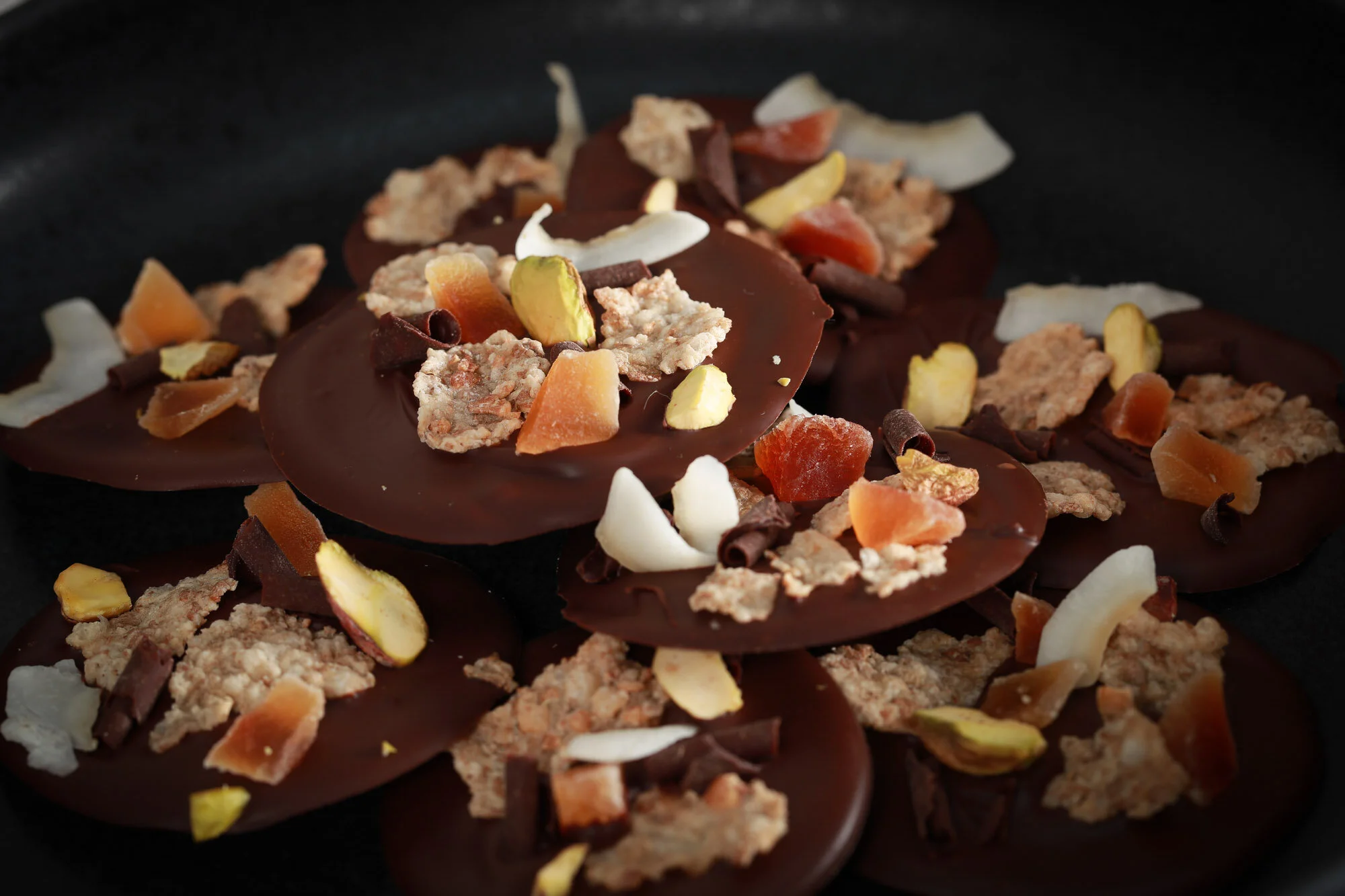 Dessert composé de biscuits en chocolat, noisettes, amandes, et copeaux de chocolat.
