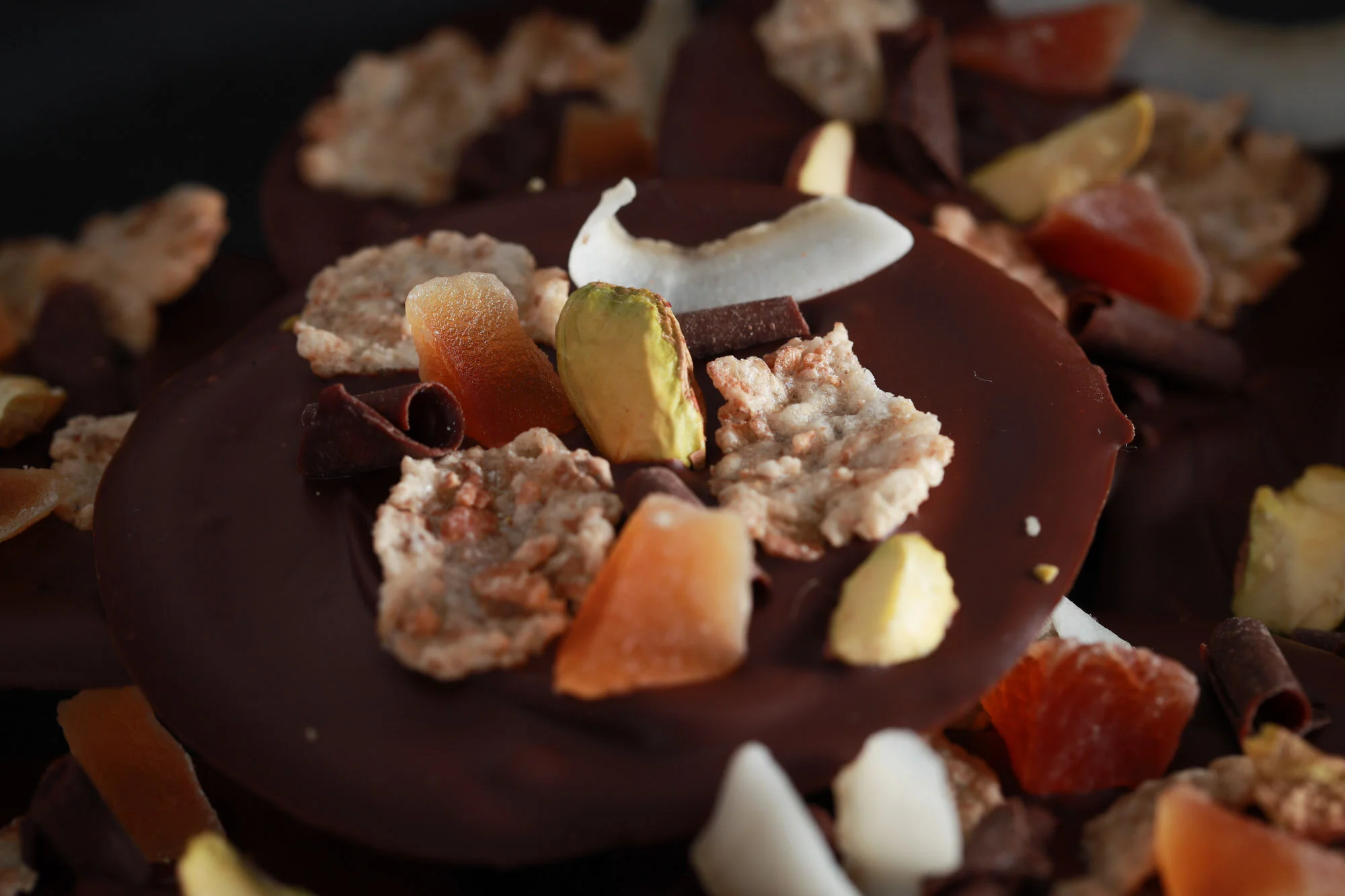 Chocolat noir décoré de fruits secs, caramelized, et d'amandes