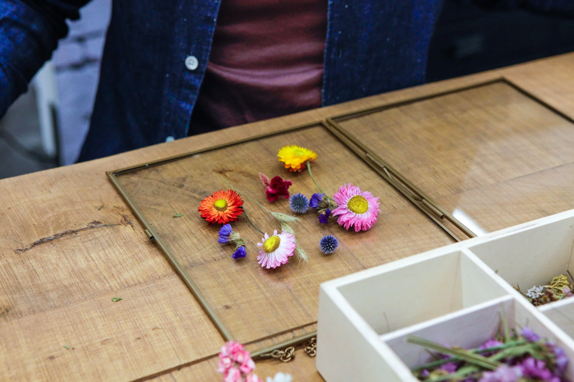Bouquets de fleurs multicolores sur une table en bois.