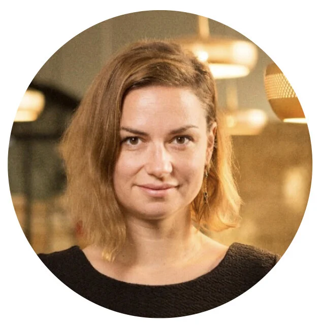 Bettina Rollow is a uniquely skilled and experienced facilitator, executive coach and senior advisor. Before working as an organisational developer and coach, Bettina received a master in International Business Studies and worked for several years as a senior consultant for the Volkswagen Group. As a coach, Bettina is focused on complex projects, creating collaborative working models across companies and countries. Trained as a Gestalt therapist, she addresses the organisational structure as well as the individual employee. Many of the companies she works with explore radically new ways to lead and collaborate, often involving collective leadership and self-management.