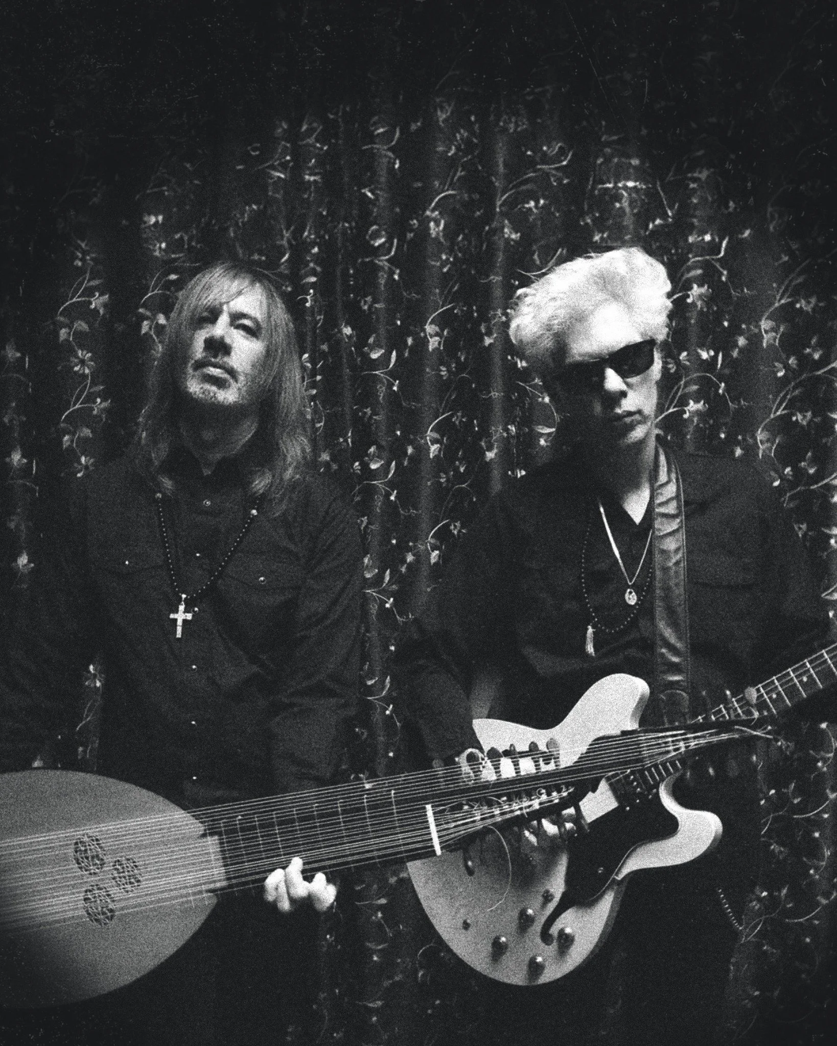 JIM JARMUSCH 🎸
Rock Star

Jim Jarmusch a des airs de rock star, au point qu'on l'a parfois pris pour un fr&egrave;re de son ami Nick Cave. Musicien avant de devenir cin&eacute;aste, il a su lier ses deux passions dans son oeuvre inclassable.

Articl