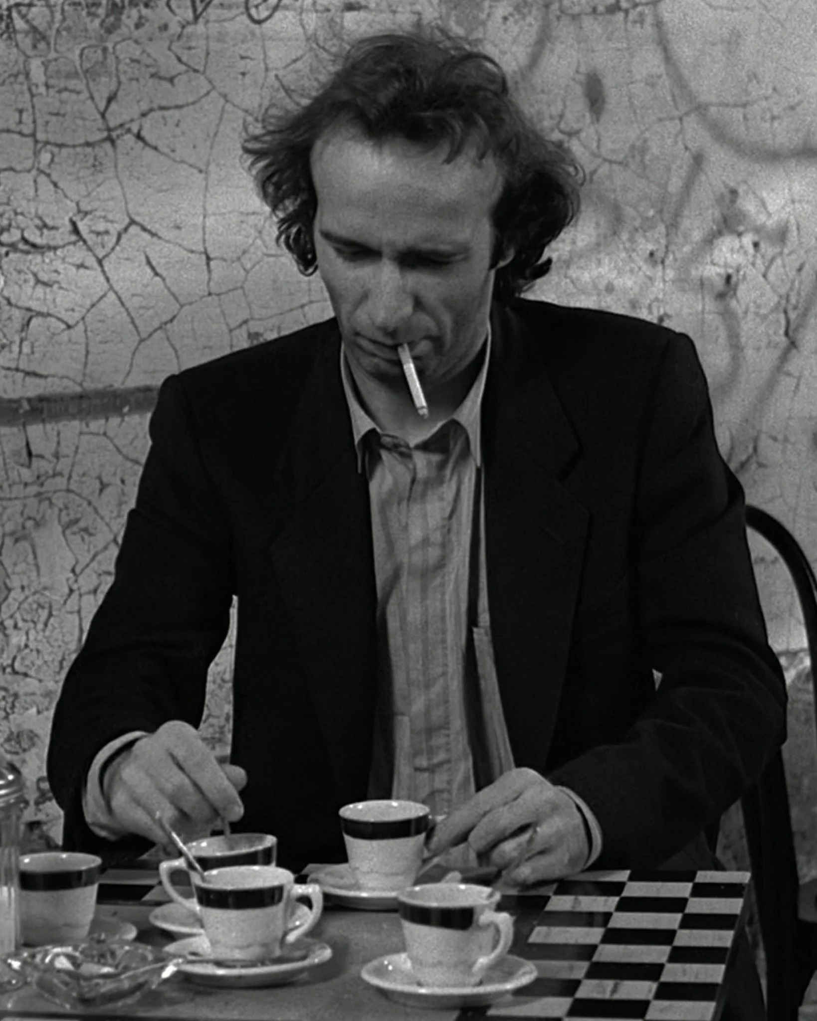 JIM JARMUSCH 🎸
Coffee and cigarettes (2003)

Jim Jarmusch explore la gravit&eacute; t&eacute;nue des &eacute;changes ordinaires au fil d'une constellation de onze dialogues au noir. O&ugrave; se trace, au fil des tasses et des regards, une g&eacute;