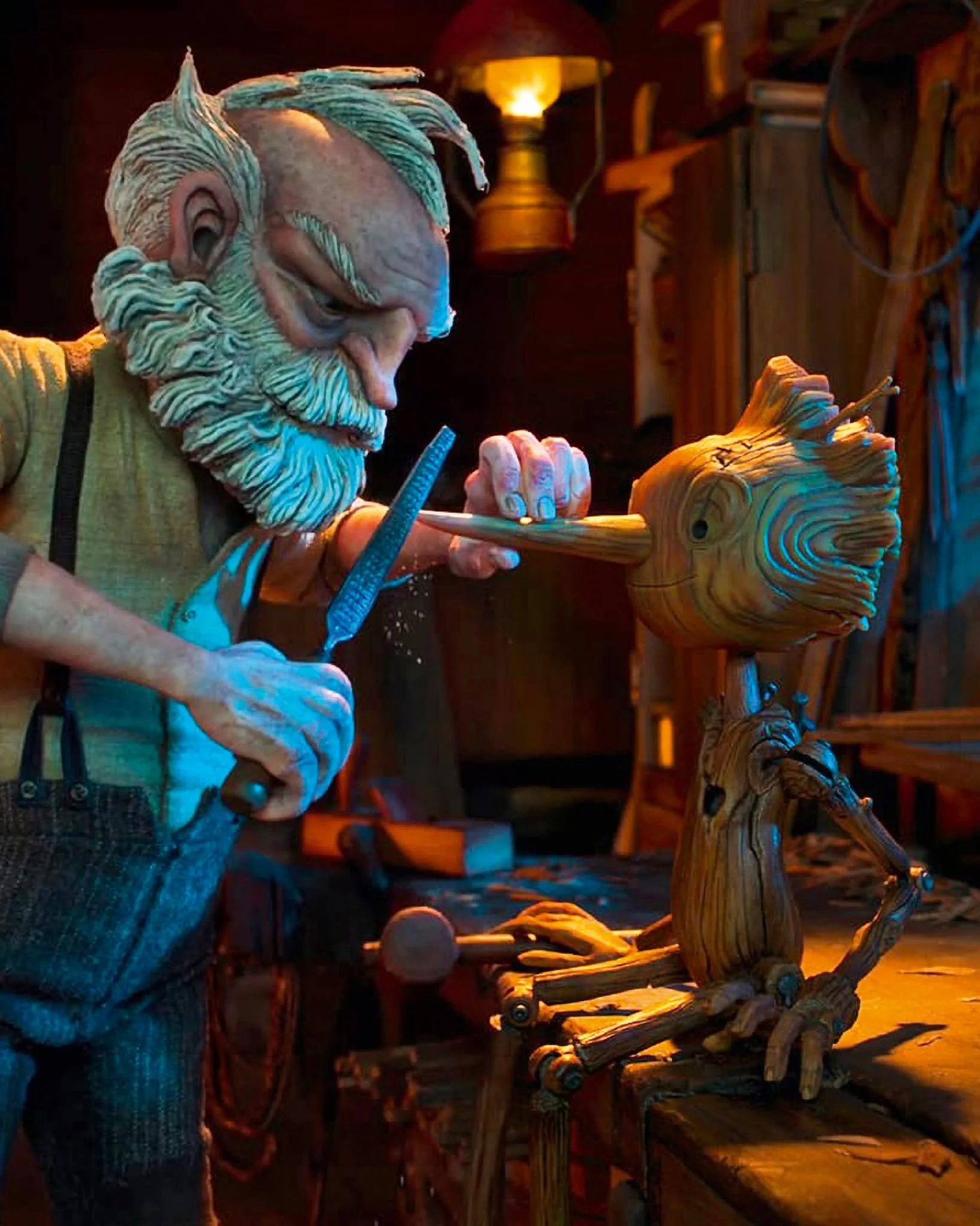 GUILLERMO DEL TORO 🦋
Pinocchio (2022)

Pour son premier long-m&eacute;trage d'animation, Guillermo del Toro remonte aux sources de son univers. Le bois du pantin, anim&eacute; image par image, est le sensible support d'une longue r&ecirc;verie sur l