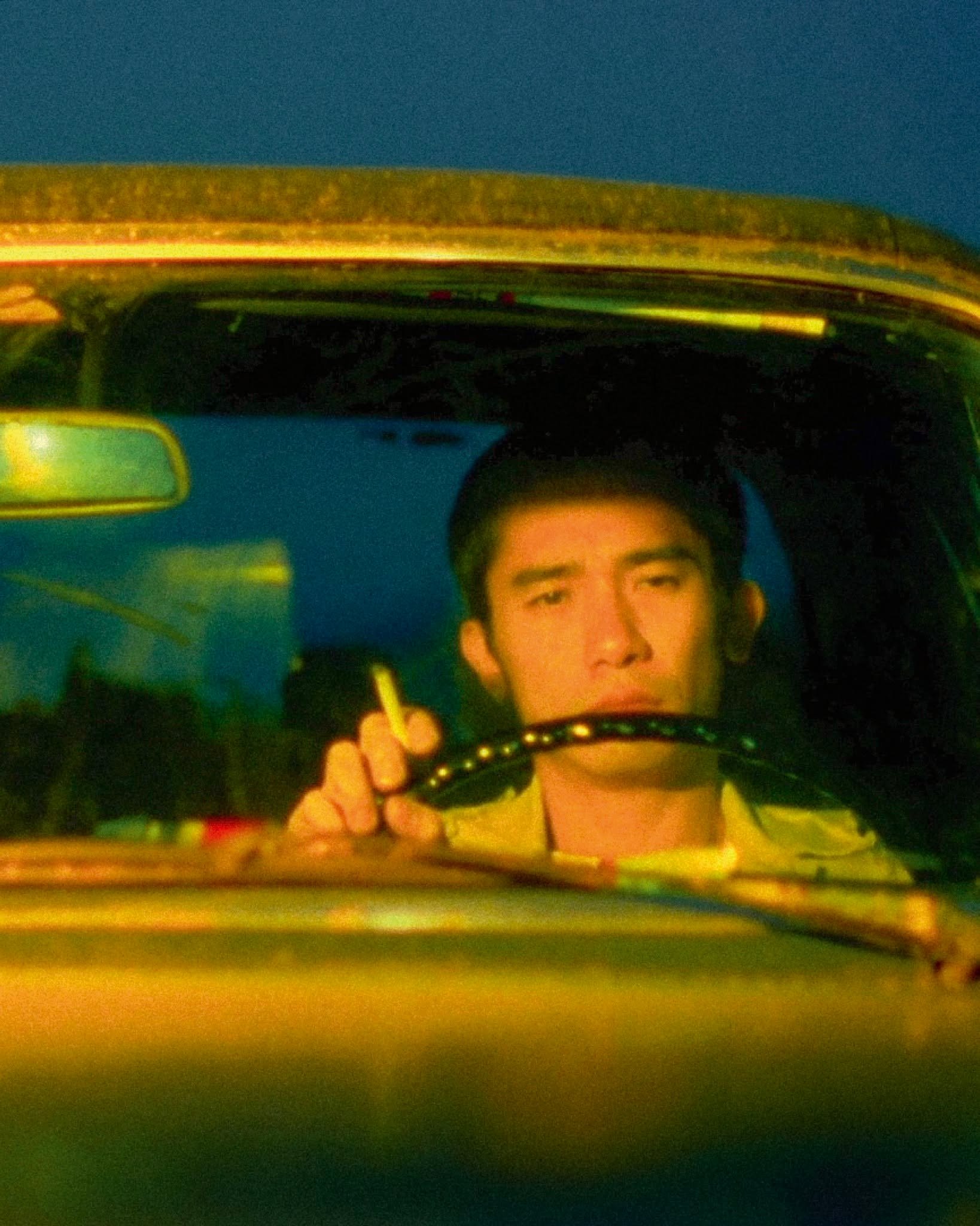 WONG KAR WAI 🇭🇰
Happy Together (1997)

On peut parfois croire que l'amour cherche, par nature, la stabilit&eacute; : un point fixe, une demeure, une phrase d&eacute;finitive. Mais chez Wong Kar-Wai, il n'est souvent qu'un r&eacute;gime de d&eacute;