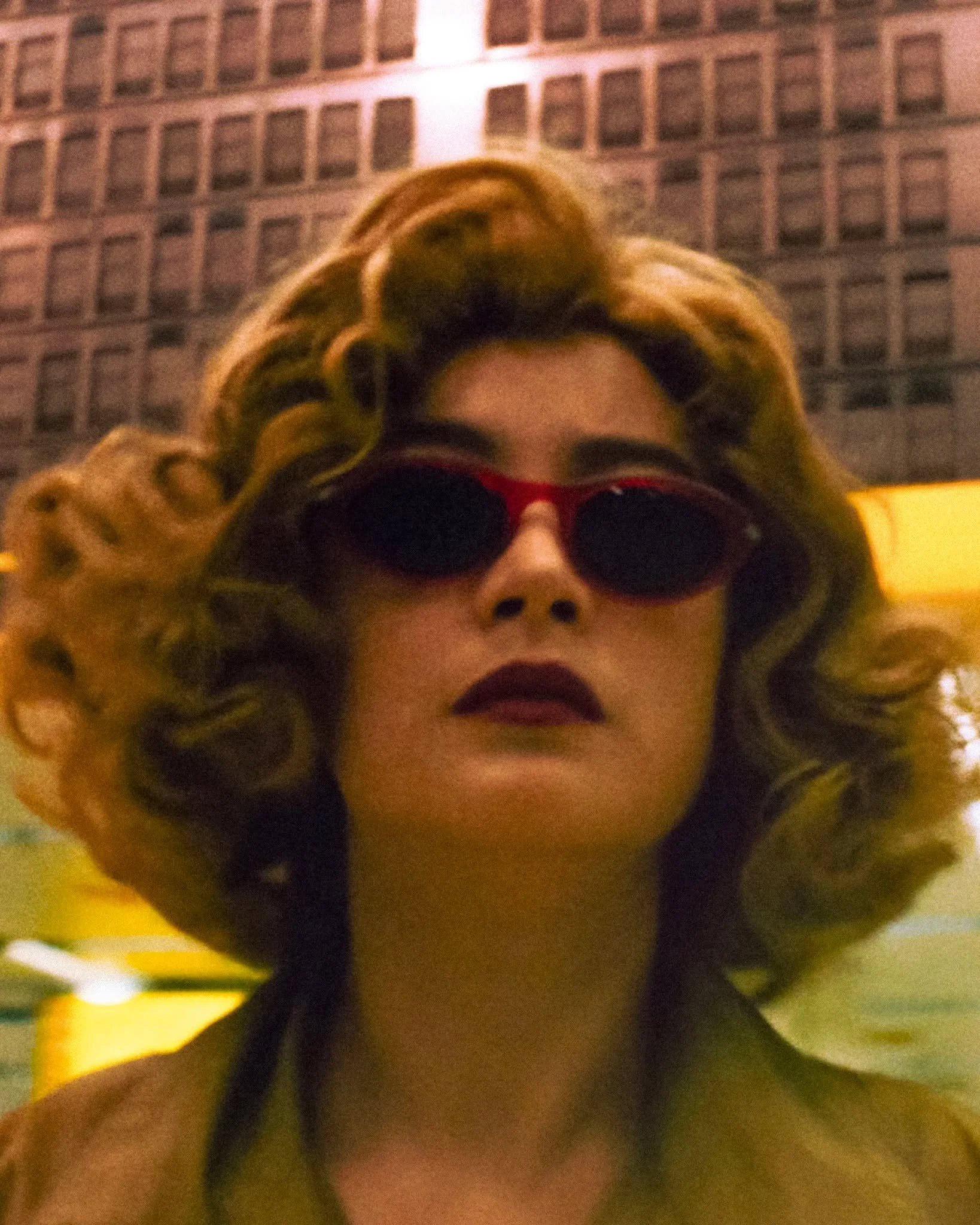 WONG KAR WAI 🇭🇰
Chungking Express (1994)

En filmant Hong Kong comme un espace fragment&eacute;, satur&eacute; de flux et priv&eacute; de centre stable, Wong Kar-Wai fait de la ville une structure mentale qui conditionne gestes, d&eacute;sirs et re