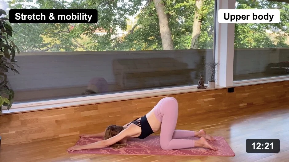 Upper body 
 
Let's open up the whole upper body with static stretching and mobility exercises.