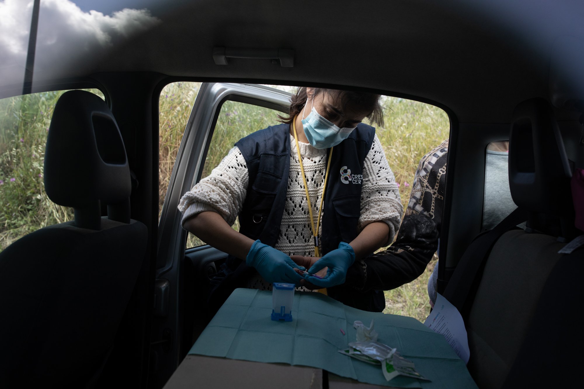  Inês Marinho, an outreach worker and nurse, takes a blood sample to test for Hepatitis C. 27/04/2021 