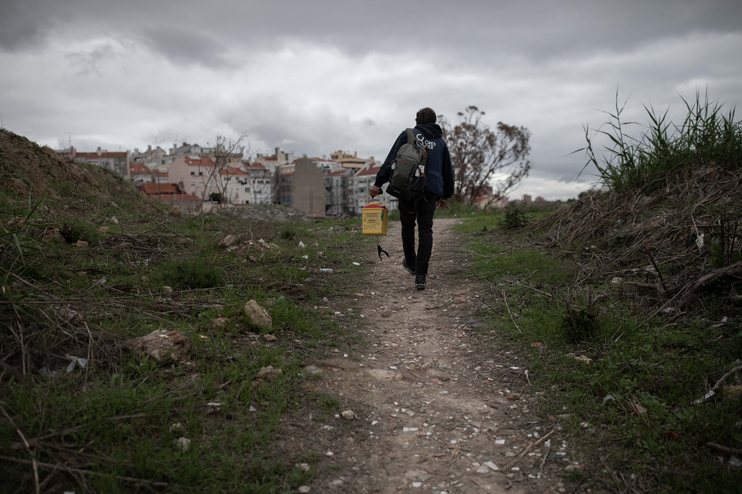  Martinho during his daily route in Picheleira. For the past 20 years, two outreach teams from Crescer, made up of psychologists, social workers and nurses, have traveled to Lisbon’s many squalid and dark places where addicts use. 2/11/2020 