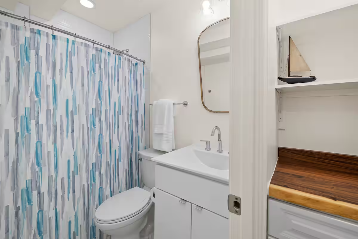 Blue Bunkbeds Bathroom .png