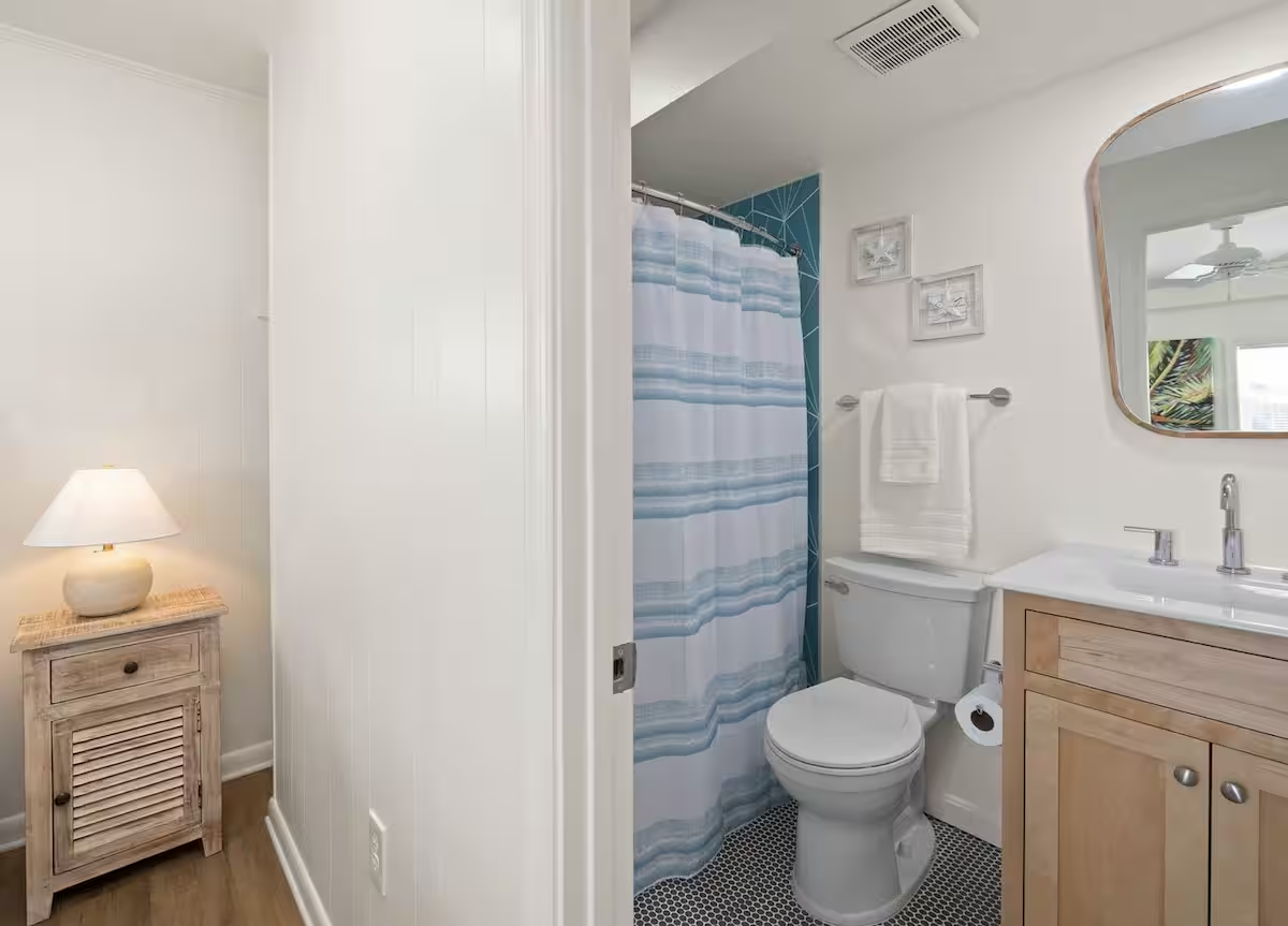 Circle Comforter king bathroom.png